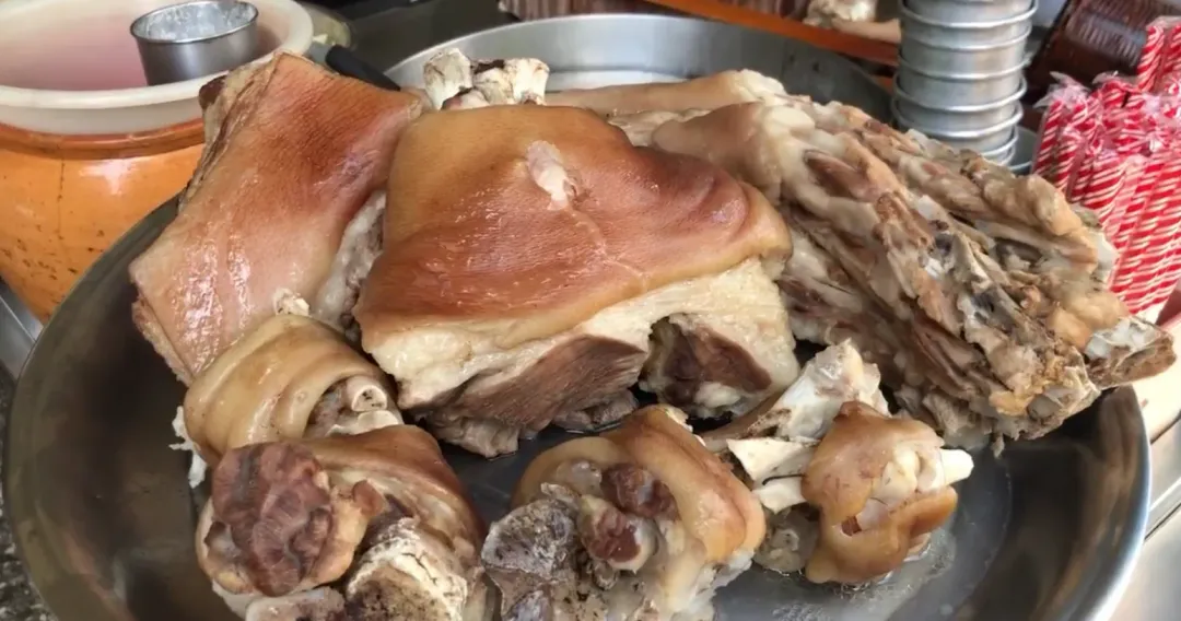 店內定價為大份豬腳240、小份豬腳120、腰子160、鴨腳翅1碗60、小份豬腳120、豬肝120、豬心冬粉60。（圖/中天新聞）