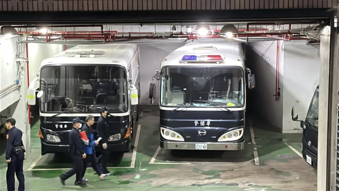 柯文哲確定延押2個月,返回囚車即將還押台北看守所。(圖/塗豐駿攝)