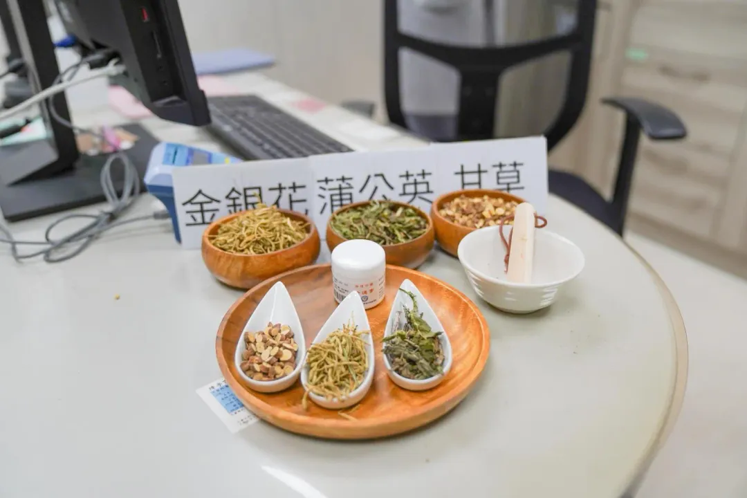 消炎退腫後,會開始加入活血化淤和滋陰的藥物來淡化痘疤,像是丹參、玄參、紫草等等。(圖/中國醫藥大學新竹附設醫院)