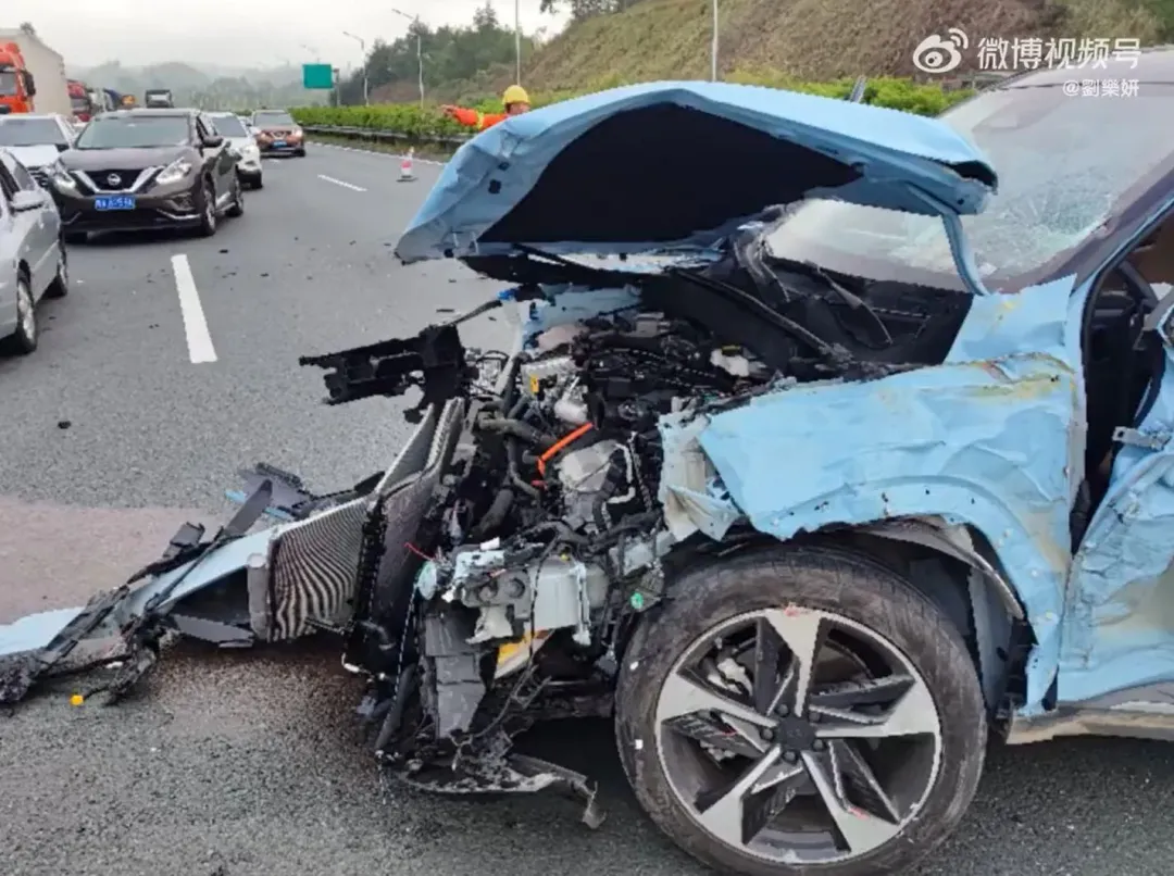 劉樂妍豪車撞成廢鐵。（圖／微博）