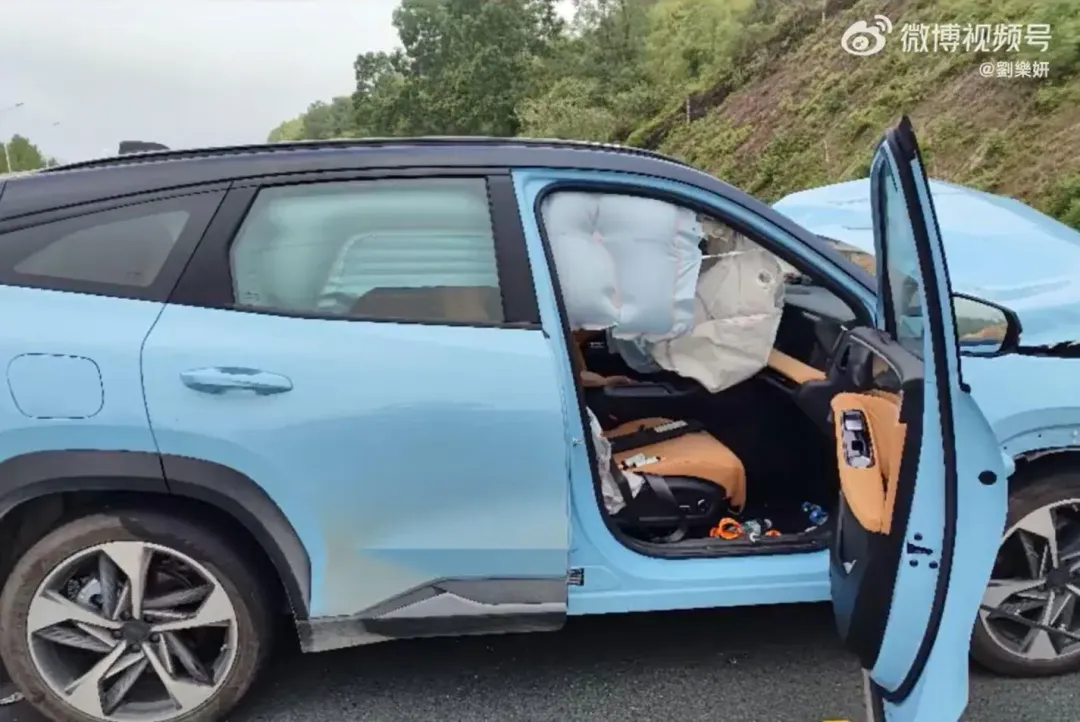 劉樂妍豪車撞成廢鐵。（圖／微博）