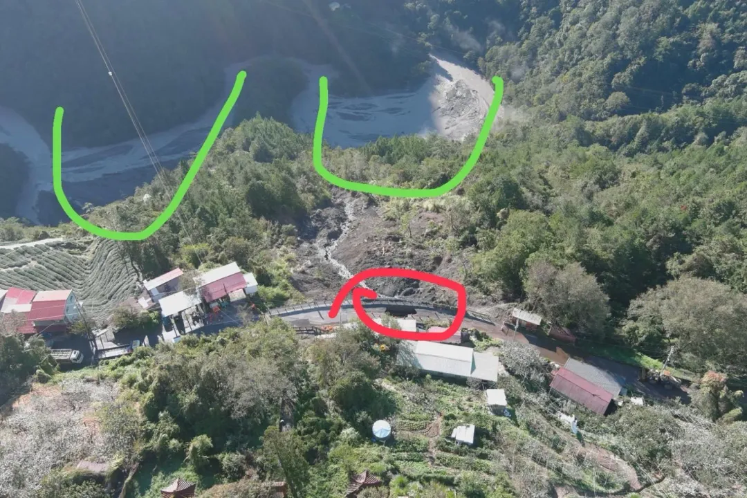 紅圈是掏空的地方、綠色是兩個U的河道彎曲。（圖／谷關工務段提供）
