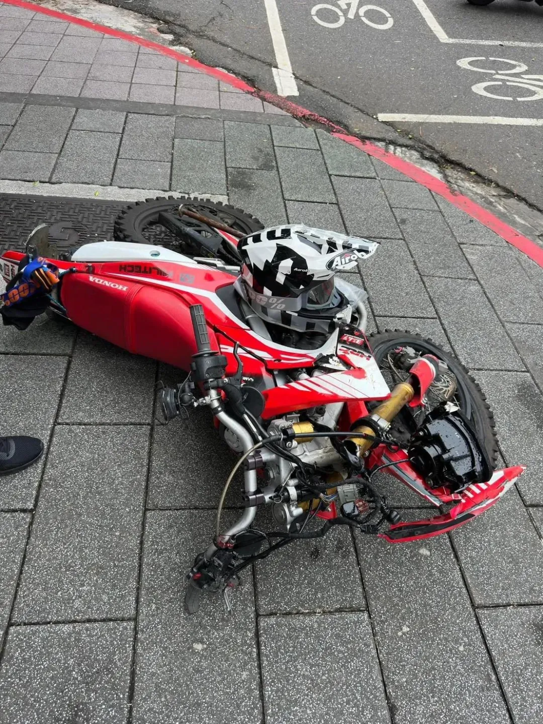 車禍現場。(圖/重機車友/各區路況天氣、資訊分享中心)