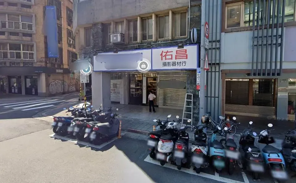「佑昌攝影器材行」老闆捲款落跑。(圖/Google Map)