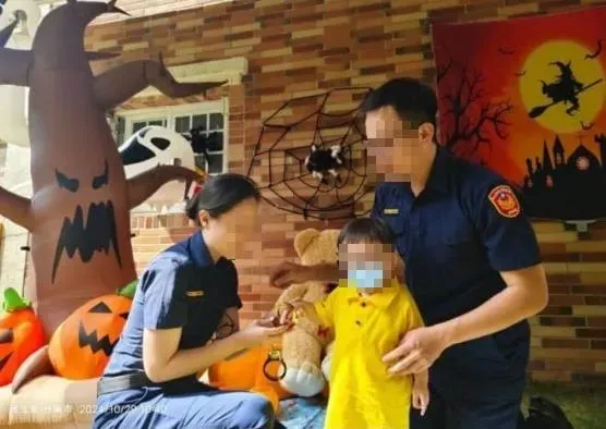 警察夫妻疑似讓孩子Cosplay成民眾黨主席柯文哲「上銬」。（圖／翻攝畫面）
