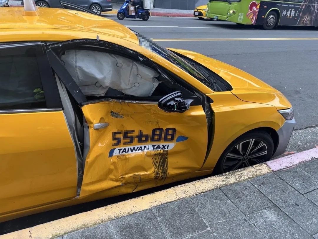 計程車右側車身凹損、安全氣囊爆開,司機未受傷。(圖/翻攝畫面)