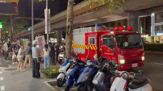 車禍來得太突然，轟然巨響嚇壞附近路人聚集事發現場圍觀。（圖／翻攝畫面）