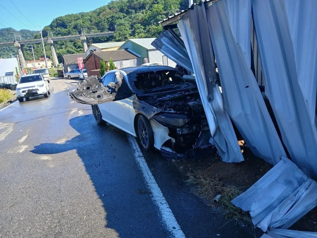 轎車自撞路旁鐵皮屋之後引擎起火。(圖/中天新聞)
