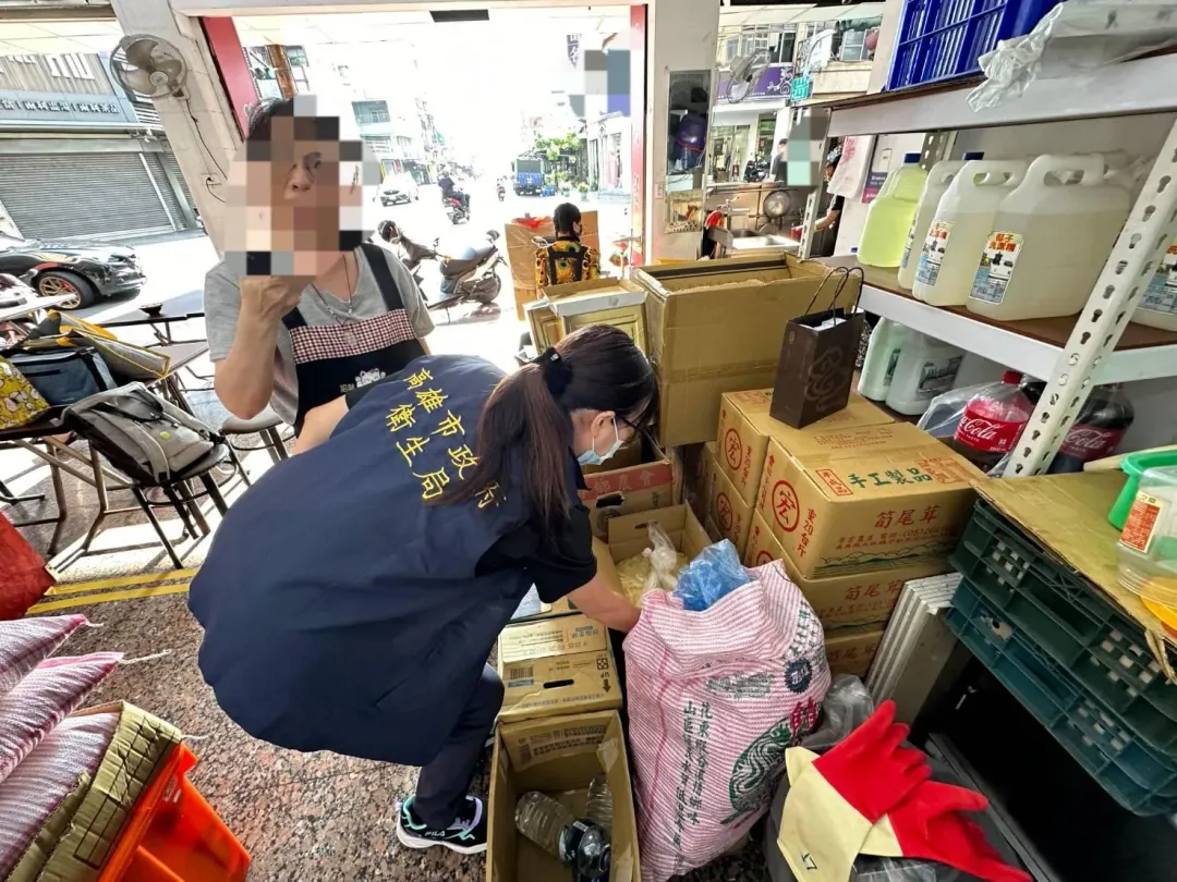 衛生局人員到場稽查，針對有藍點的筍乾採樣送驗。（圖／衛生局提供）