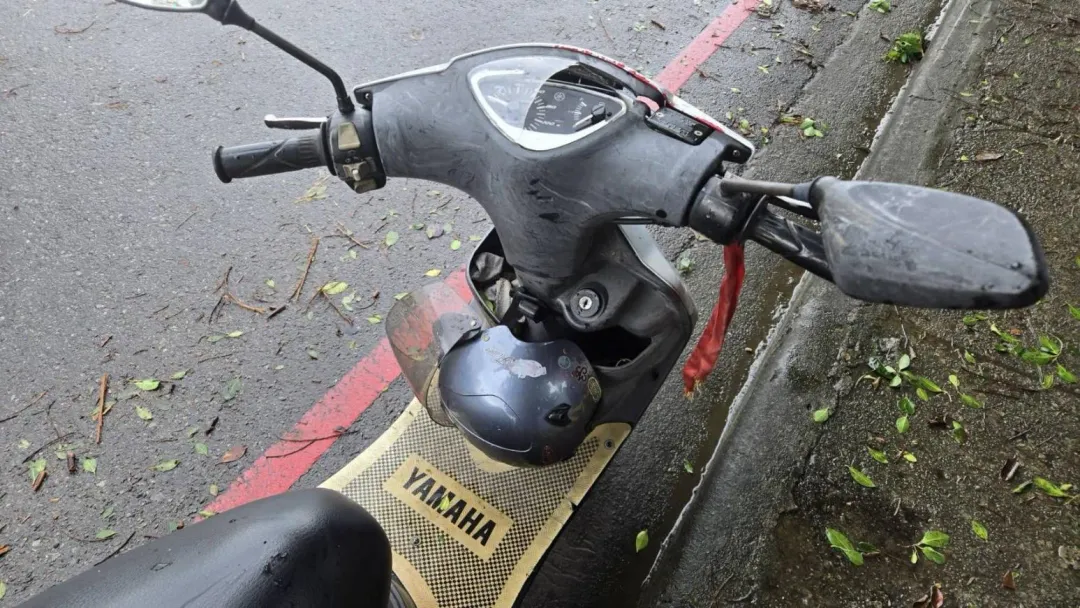 陳男是在陸警解除前疑似遭路樹砸中死亡,是否為康芮新增災情,仍要由相關機關判定。(圖/翻攝畫面)