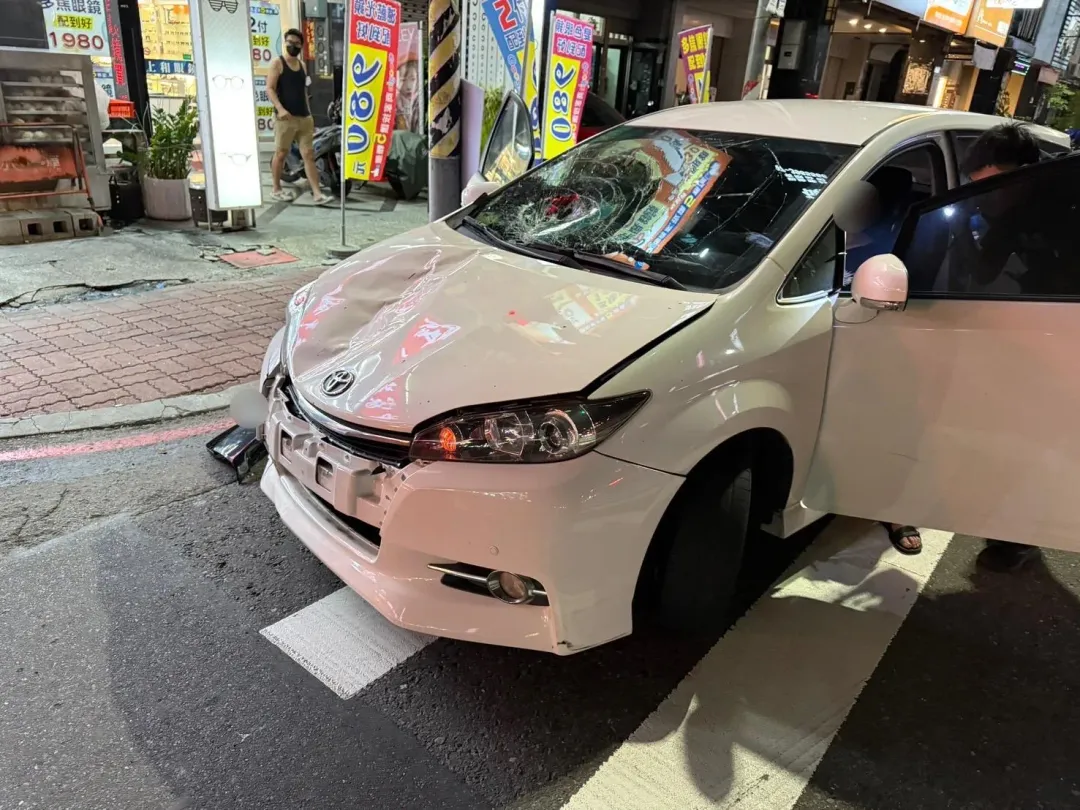 警方呼籲，用路人請隨時留意周遭車流狀況，行經路口時遵守道路交通標誌、標線、號誌指示，注意前方動態，確保大眾安全。（圖／中天新聞）