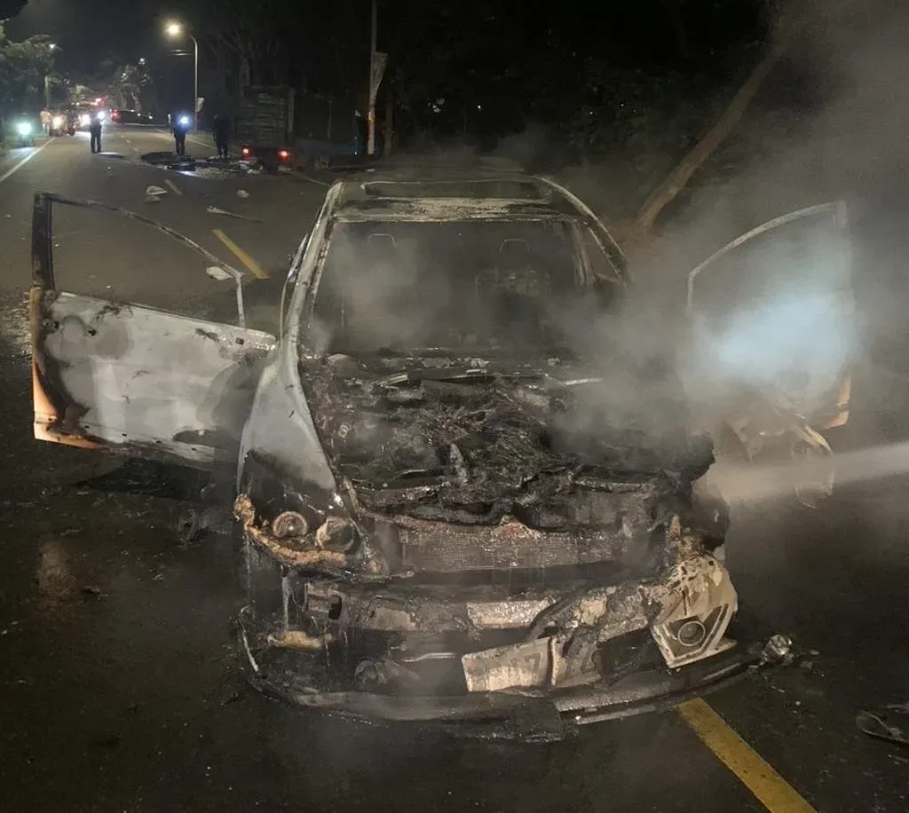 火勢太過強烈，整輛汽車都被燒成廢鐵。（圖／翻攝畫面）