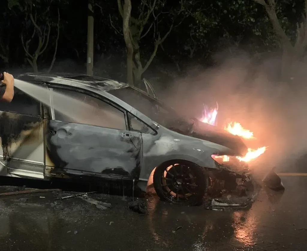 消防人員獲報前往撲滅汽車火勢。（圖／翻攝畫面）