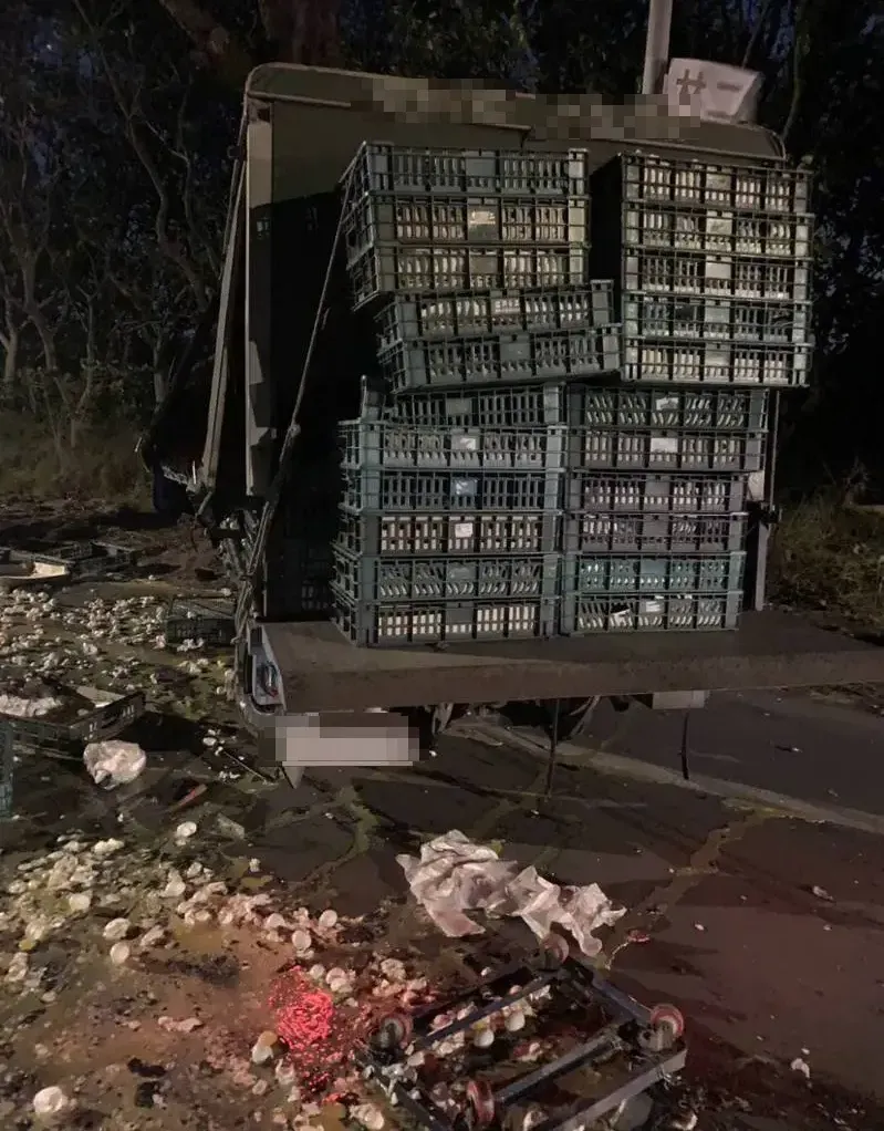 蛋車上的雞蛋因車禍撞擊力道翻倒在地，駕駛也因胸口悶痛送醫。（圖／翻攝畫面）
