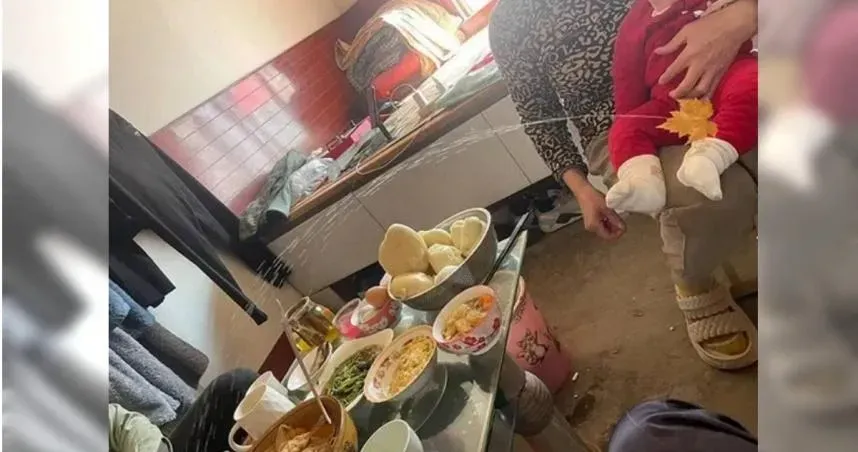 大陸一名當媽的女網友曬出還是強褓中的孩子,在一家人的飯菜中加料「童子尿」,全家人繼續吃下飯菜,嚇壞一眾網友。(圖/翻攝自小紅書)