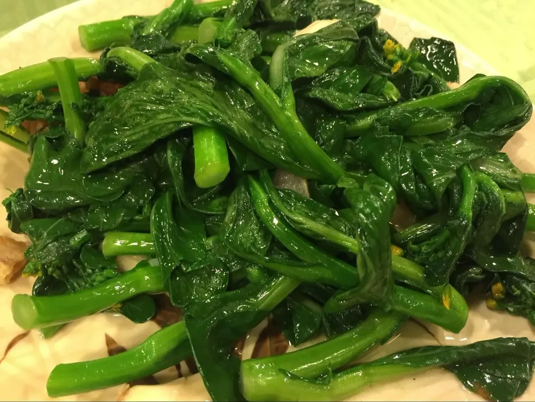 據鼎泰豐菜單,清炒豆苗為季節性商品,一盤訂價是420元比知名的炒飯還高,菠菜腐竹訂價310元,其他綠色青菜如高麗菜、A菜和菠菜訂價都是230元。(示意圖/photoAC)