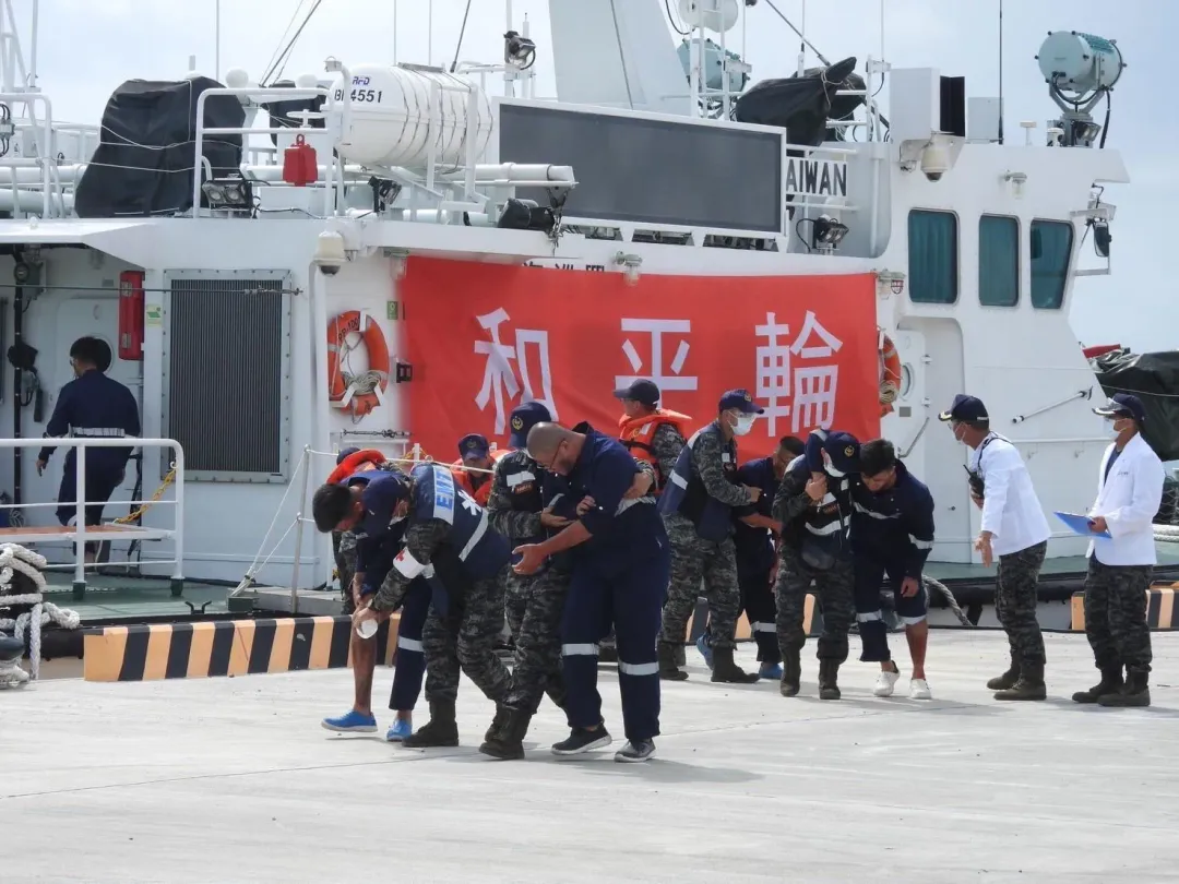 海巡署人員在岸上協助傷患救助。(圖/海巡署)