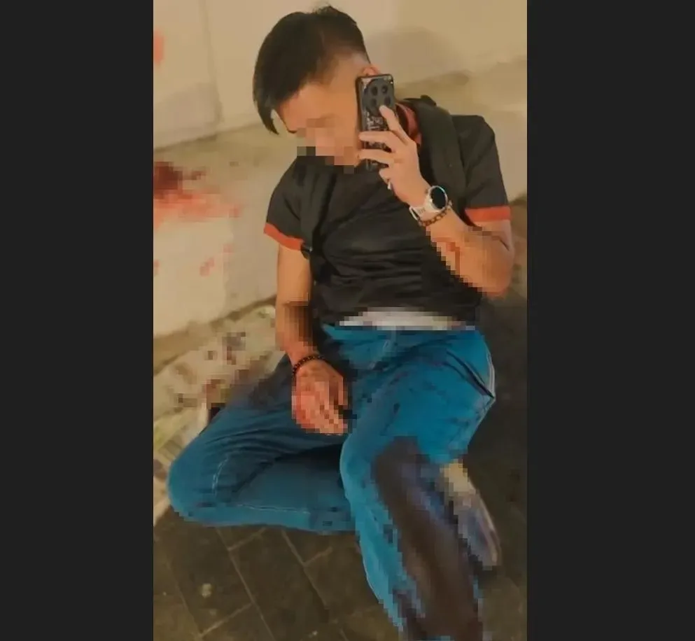 身中多刀的警長倒臥血泊，同時撥打手機報警。（圖／翻攝百度）