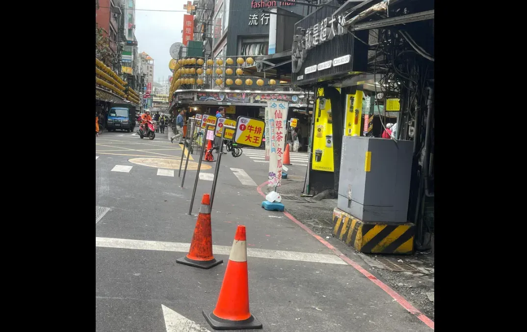 愛四路夜市地上插了一排鐵柱招牌。(圖/翻攝自基隆人日常)