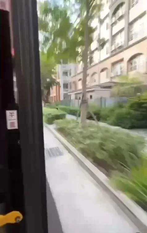 新竹客運公車行駛時，後門未關上。（圖／翻攝自Threads）