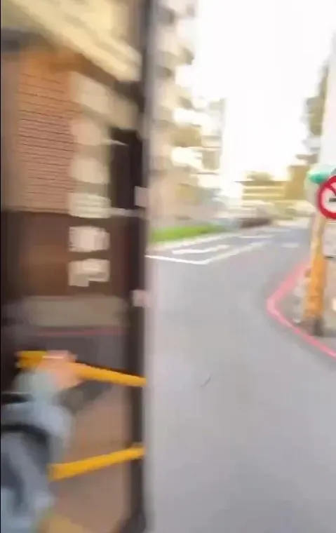 新竹客運公車行駛時，後門未關上。（圖／翻攝自Threads）