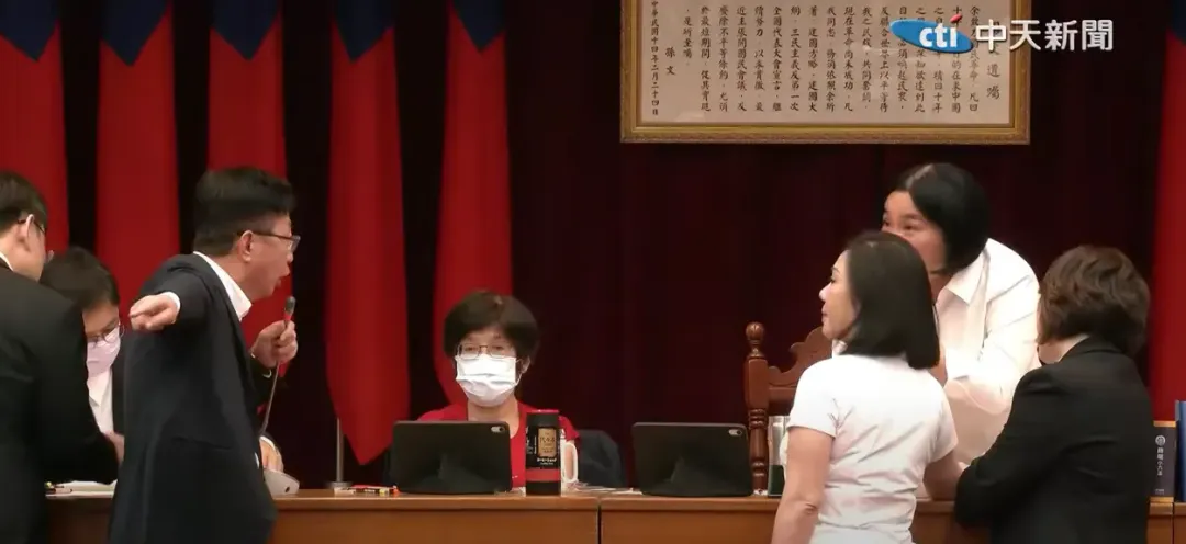 日前《財劃法》審議期間，藍綠激烈爭吵。（圖/中天新聞）