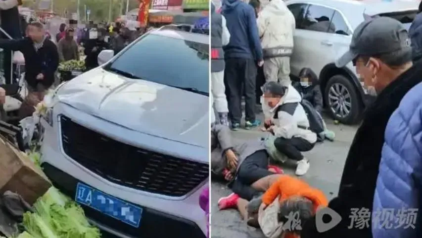轎車誤闖瀋陽早市「人倒一排」。(圖/翻攝大河報)