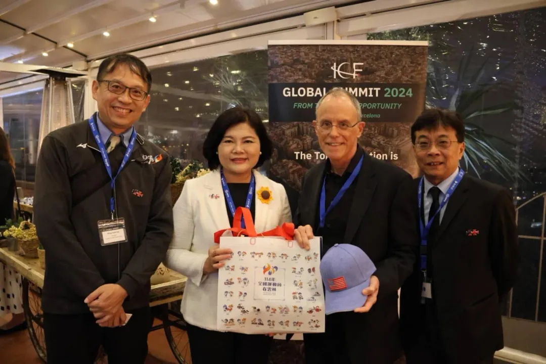 雲林縣長張麗善致贈雲林當地環保材料製成的紀念品給外國城市首長。(圖/雲林縣政府提供)