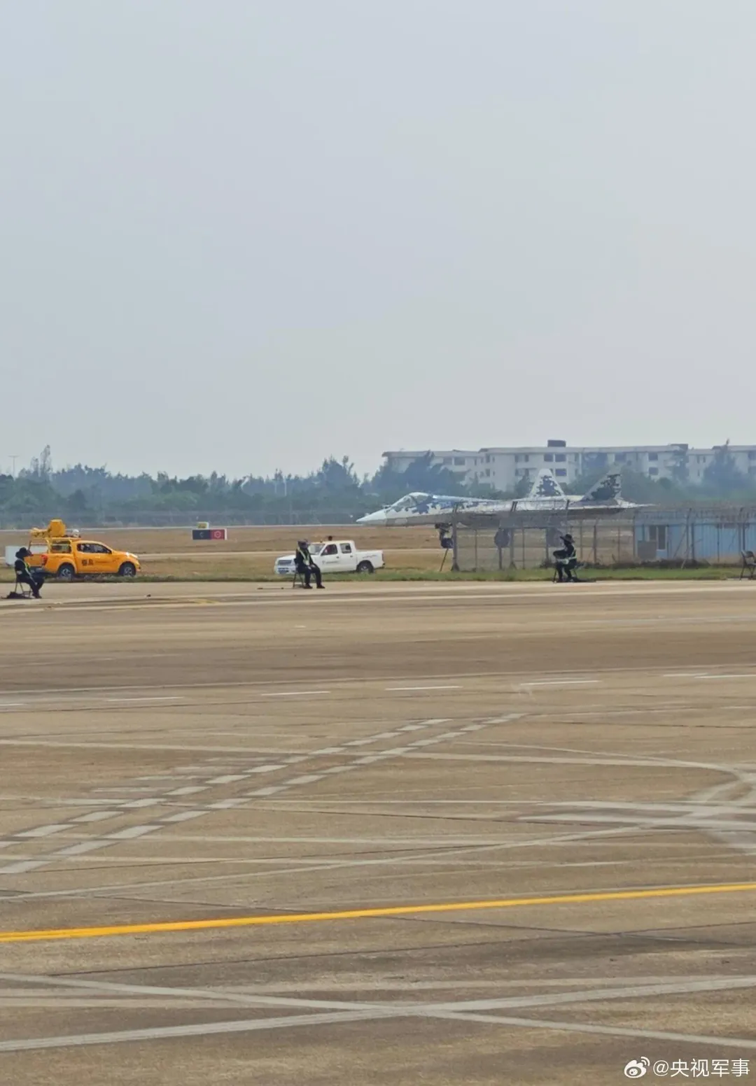 俄羅斯隱形戰機蘇-57已於4日飛抵珠海。（圖／翻攝微博「央視軍事」）