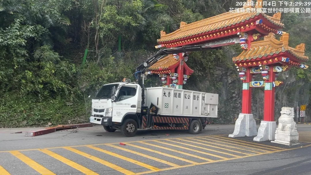 康芮颱風2024年11月在花蓮致災,1輛載運災區樹枝落葉的大卡車經過太魯閣牌樓不慎撞掉「東西橫貫公路」字牌。(圖/資料照/中天新聞)