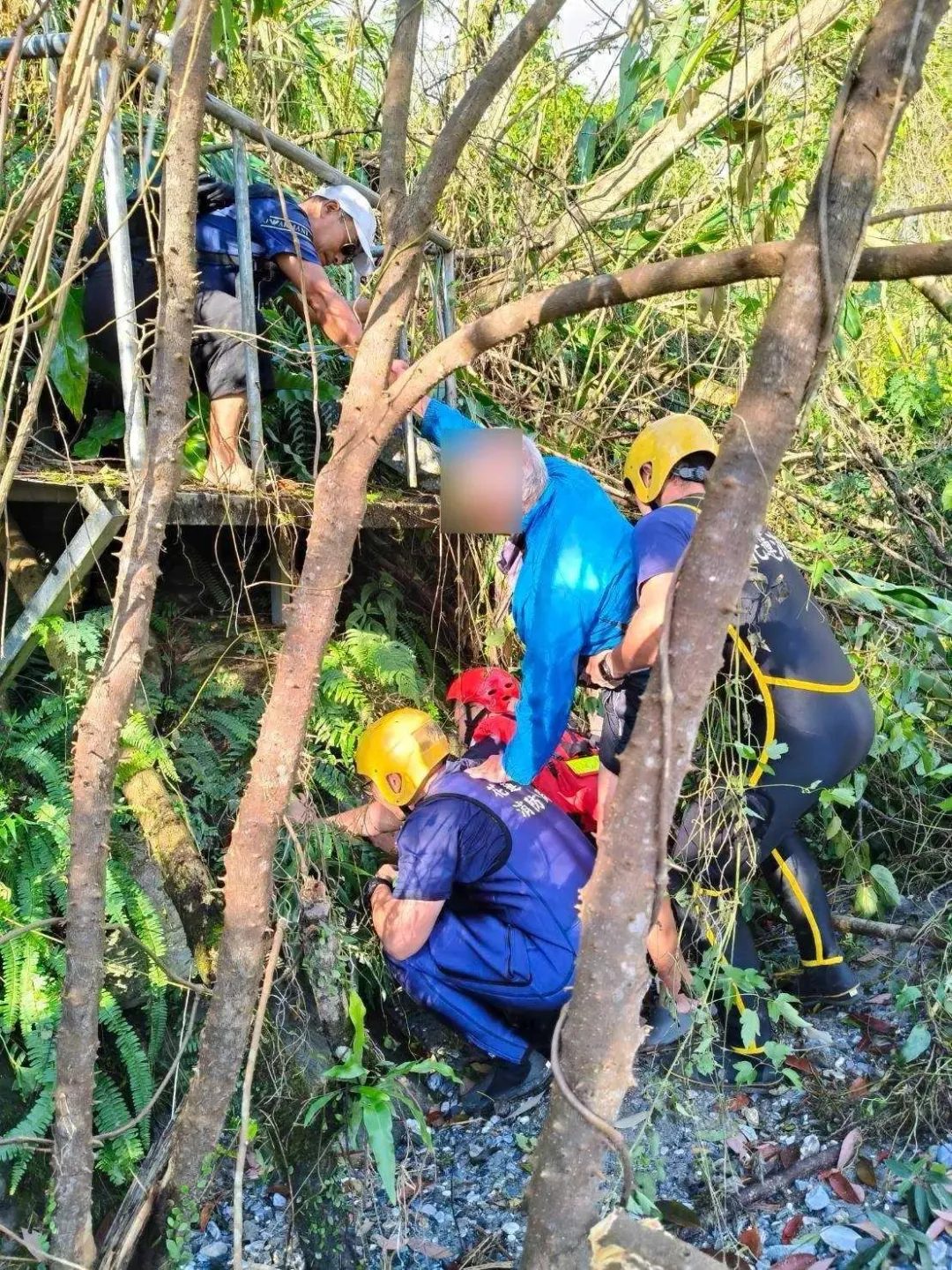 7旬老翁疑似體力不支，加上颱風過後水流湍急遭溪水沖走。（圖／翻攝畫面）