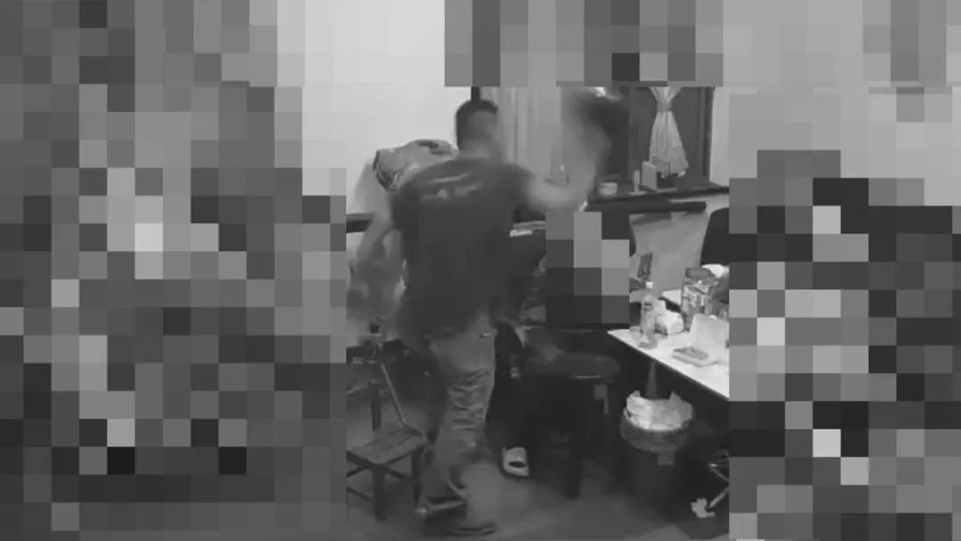 13歲少年被施暴。(圖/翻攝畫面)