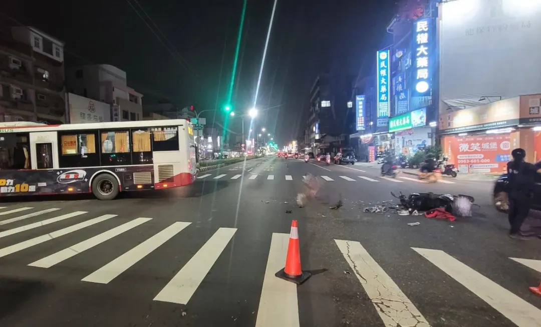劉姓司機並無酒駕情形，而林姓騎士後續送往高醫岡山分院救治，目前無生命危險並在醫院檢測酒測值。（圖／翻攝畫面）