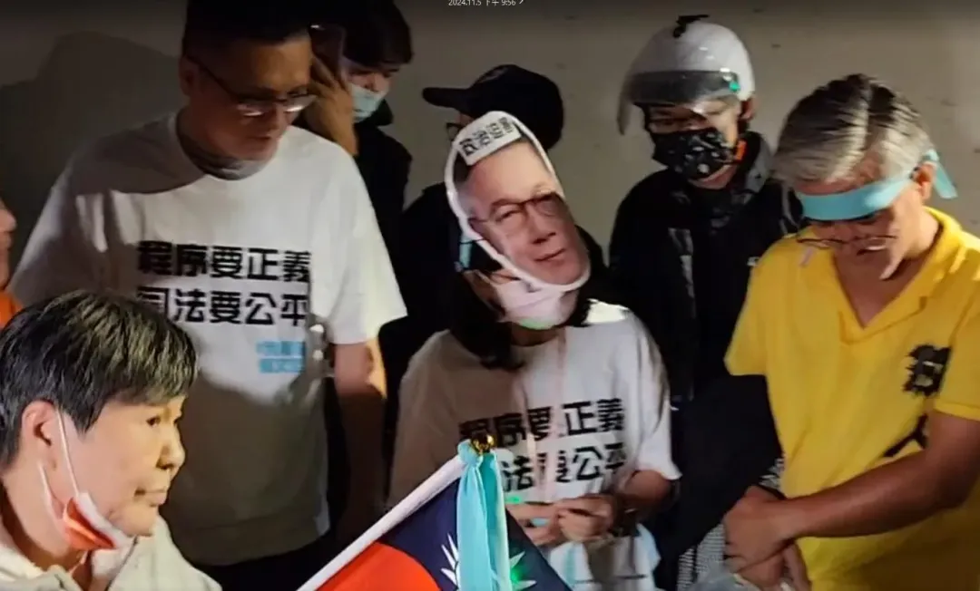 仍有許多支持者們到現場聲援柯文哲。（圖／中天新聞）