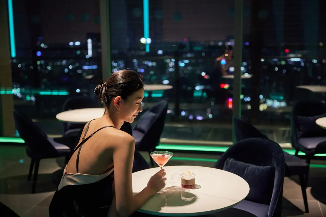 嘉義福容voco酒店2折起，入住高樓層景觀房，享受高空酒吧，一覽嘉義市美景。(圖/福容飯店提供)