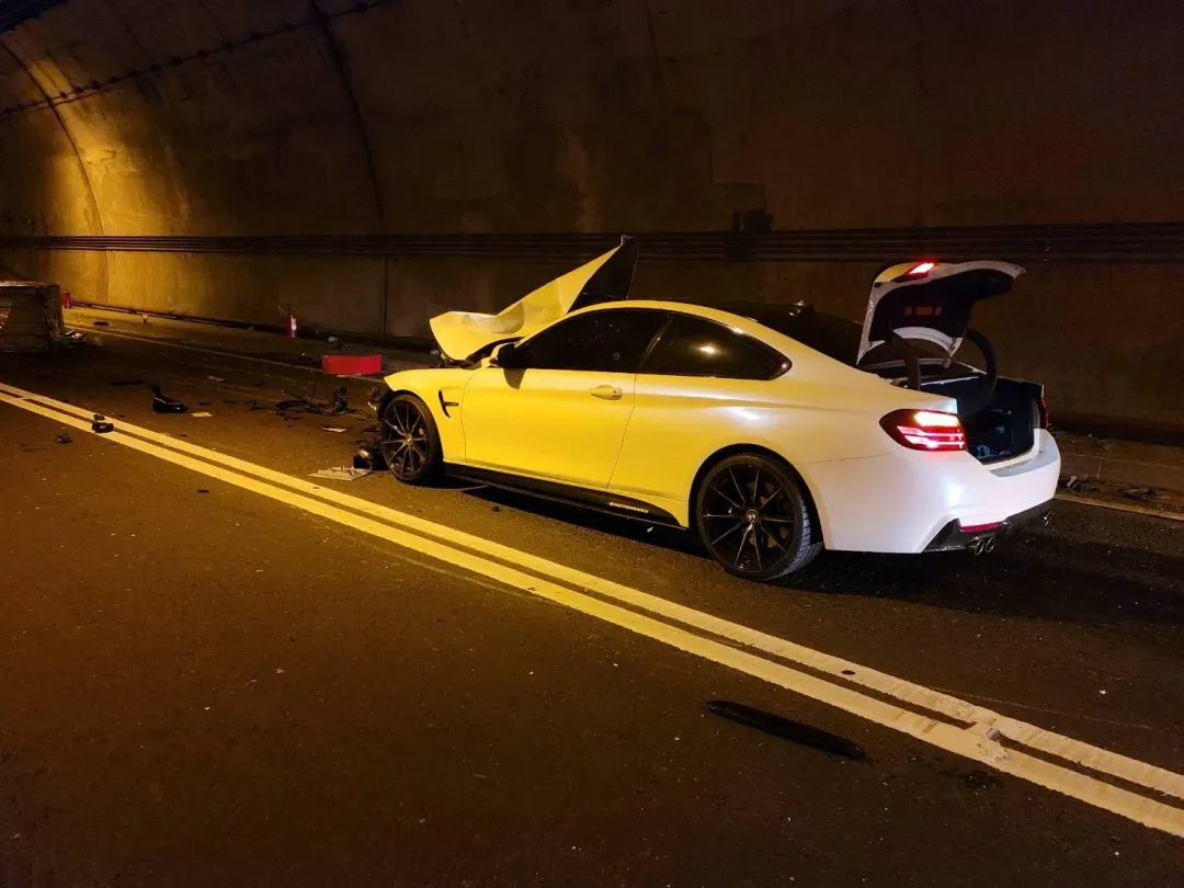 BMW車頭全毀。（圖／翻攝畫面）