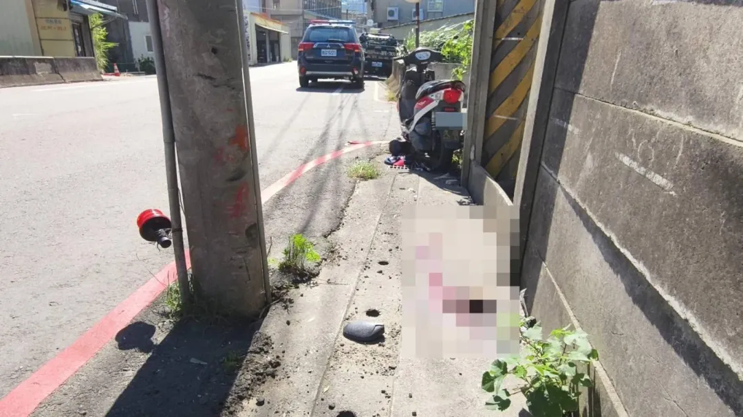 苗栗縣頭份市一輛機車行進間疑似因為擋不住強風,失控衝撞路旁電桿後,騎士倒地血流如注,送醫搶救宣告不治。(圖/翻攝畫面)