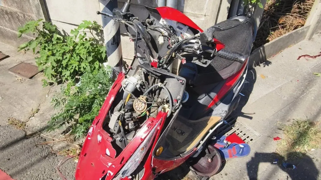男子倒臥電桿旁,頭部重創流出大量鮮血,不幸已失去生命跡象,立即抬上擔架送往為恭醫院,搶救後仍宣告不治。(圖/翻攝畫面)