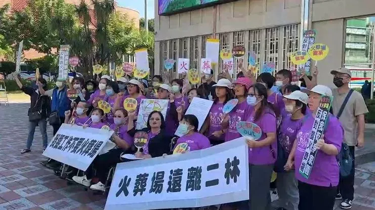 里民拉白布條抗議。（圖／中天新聞）