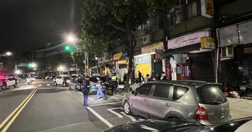 陳姓男子拒檢並試圖衝撞員警,從桃園高速逃逸到三重後棄車逃跑,警方則正追查中。(圖/翻攝畫面)