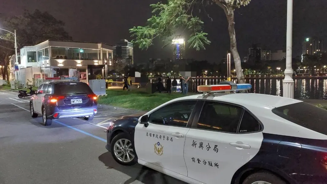 高雄市前金區於11月6日22時許,一名男子驚傳落水案。(圖/翻攝畫面)