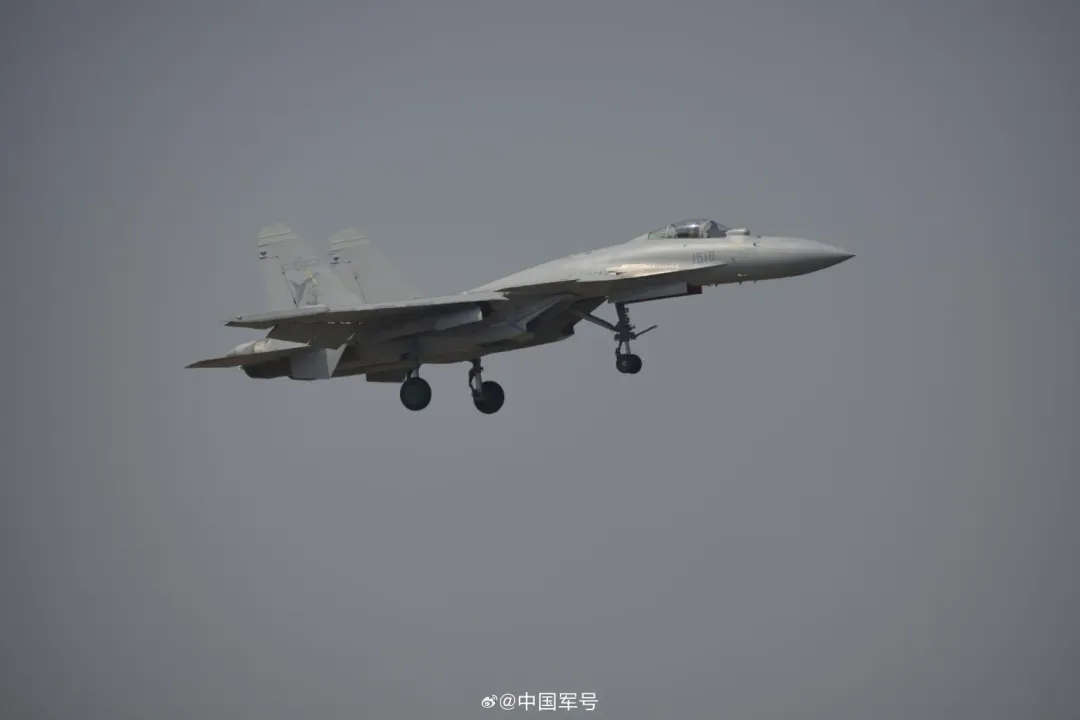 專機分析殲-15T應該具備彈滑一體能力。（圖／翻攝微博「中國軍號」）