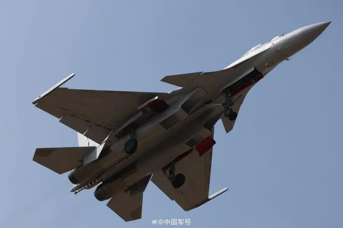 專機分析殲-15T應該具備彈滑一體能力。（圖／翻攝微博「中國軍號」）