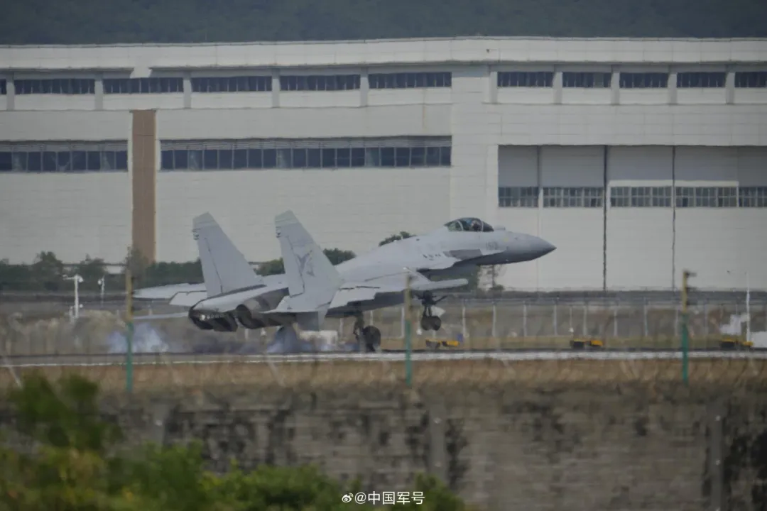 陸重型艦載機殲-15T落地珠海。（圖／翻攝微博「中國軍號」）