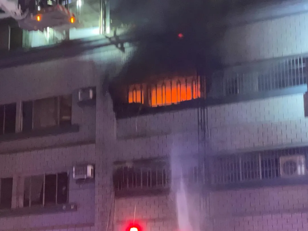 高雄市三民區鼎中路1間透天民宅7日凌晨發生火警,唯一倖存者董家妻子8日傷重不治。(圖/中天新聞)