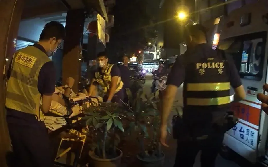 警方全程戒護送醫。（圖／中天新聞）