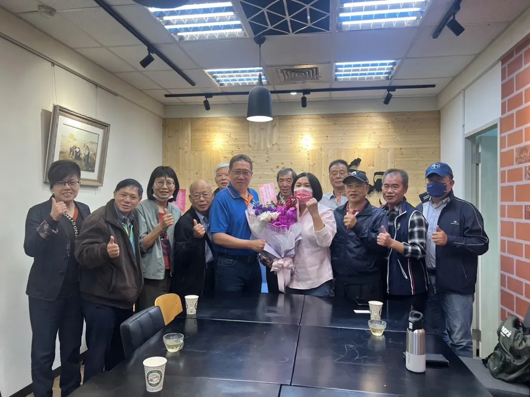 立院昨審議財劃法朝野爆肢體衝突,陳玉珍在衝突中被打斷牙。不捨她被圍打,今日鄉親們到立院送花為陳玉珍打氣!(圖/金門同鄉總會提供)
