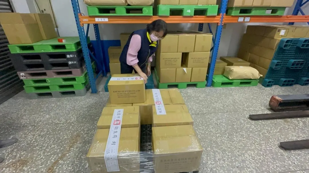 食品業者如發現產品有危害衛生安全之虞時，未主動通報桃園市政府府衛生局，將依食安法第7條規定及同法第47條處新台幣3萬至300萬元罰鍰。（圖/桃園市衛生局提供）