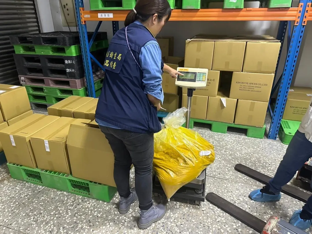 衛生局提醒食品業者，發現產品有危害衛生安全之虞時，應即主動停止製造、輸入、加工、販賣、通知相關廠商進行自主預防性下架，並於24小時內通報桃園市政府府衛生局。（圖/桃園市衛生局提供）