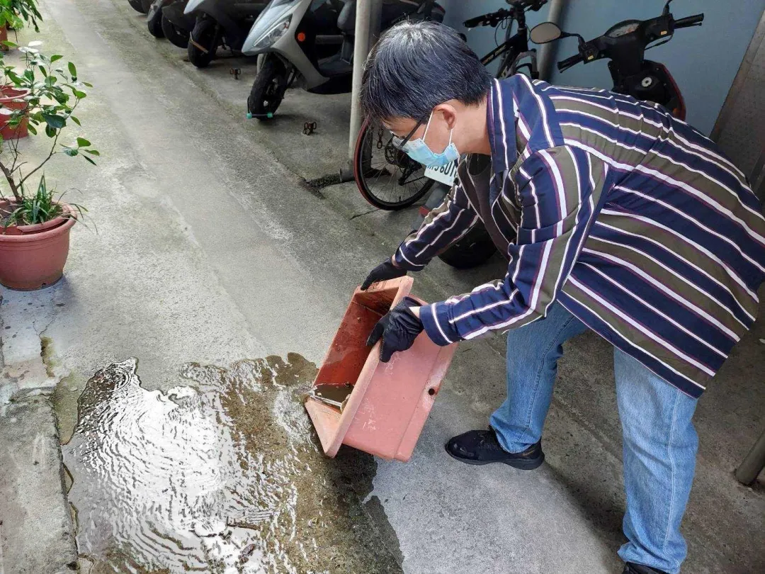 近期仍有降雨容易造成積水，請民眾務必落實「巡、倒、清、刷」，以清除病媒蚊孳生源，避免登革熱於社區蔓延。（圖／北市衛生局提供）